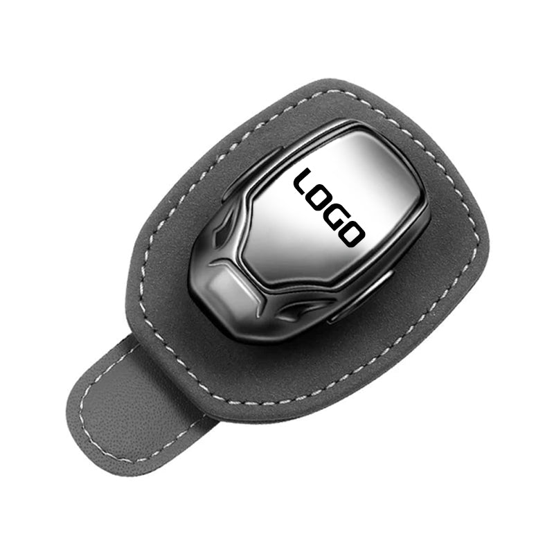 Monikäyttöinen mokkanahkainen silmälasipidike, jossa on autosi logo