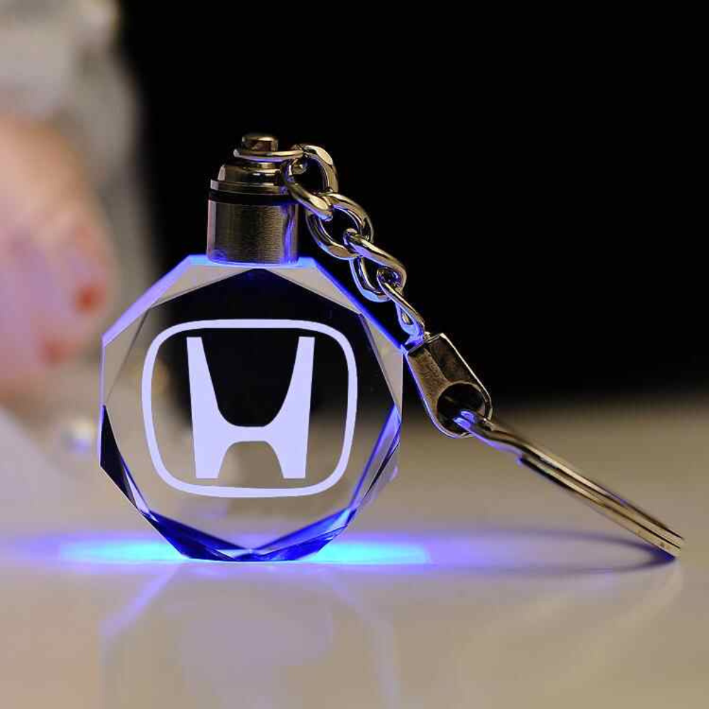 Avaimenperä, jossa on kristallinen 3D-autoteollisuuden logo