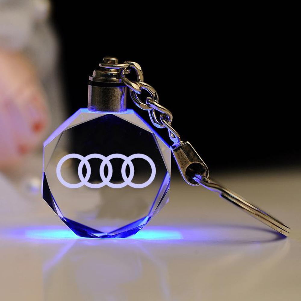 Avaimenperä, jossa on kristallinen 3D-autoteollisuuden logo
