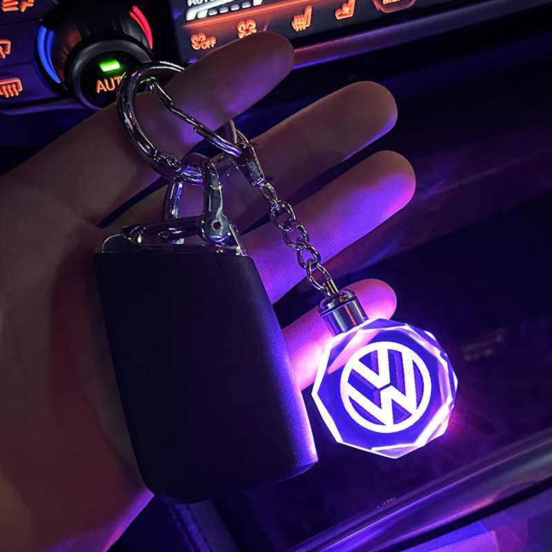 Avaimenperä, jossa on kristallinen 3D-autoteollisuuden logo